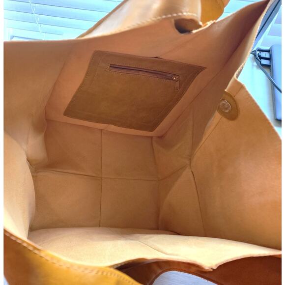 TOTE/BUCKET PURSE-PU Leather-Natural Tone Color-Large Opening-Snaps - Picture 5 of 8